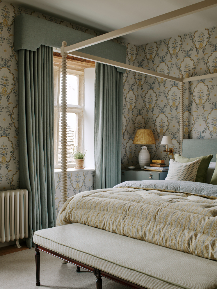 sims-hilditch-interior-design-17th-century-cotswold-manor-bedroom-four-poster-portrait