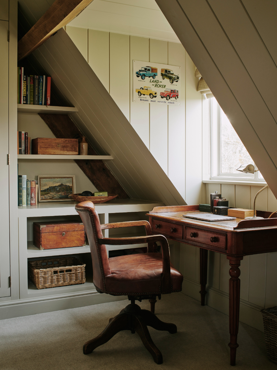 sims-hilditch-interior-design-17th-century-cotswold-manor-office-desk-portrait