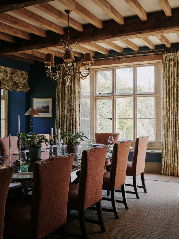 sims-hilditch-interior-design-17th-century-cotswold-manor-dining-room-blue-portrait