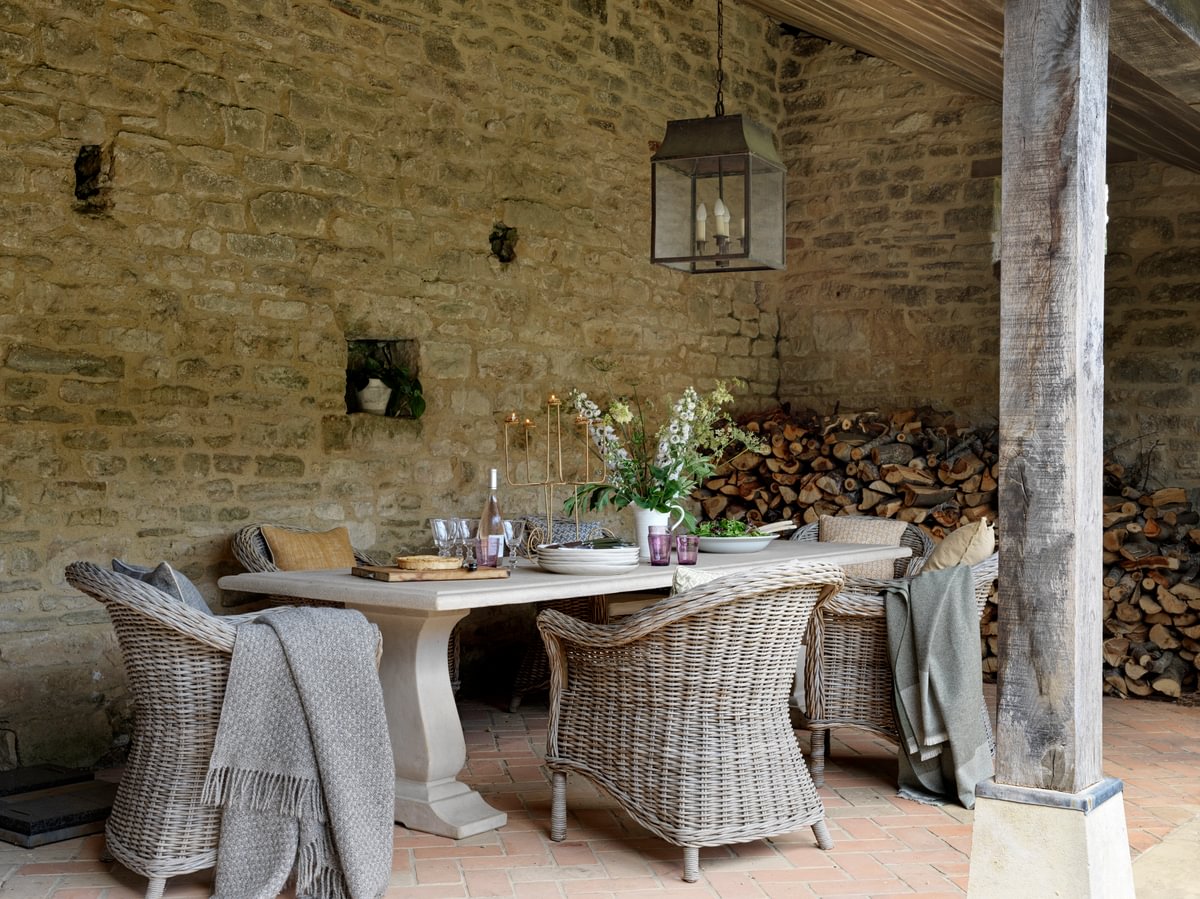 sims-hilditch-interior-design-wiltshire-barn-conversion-outdoor-seating-area
