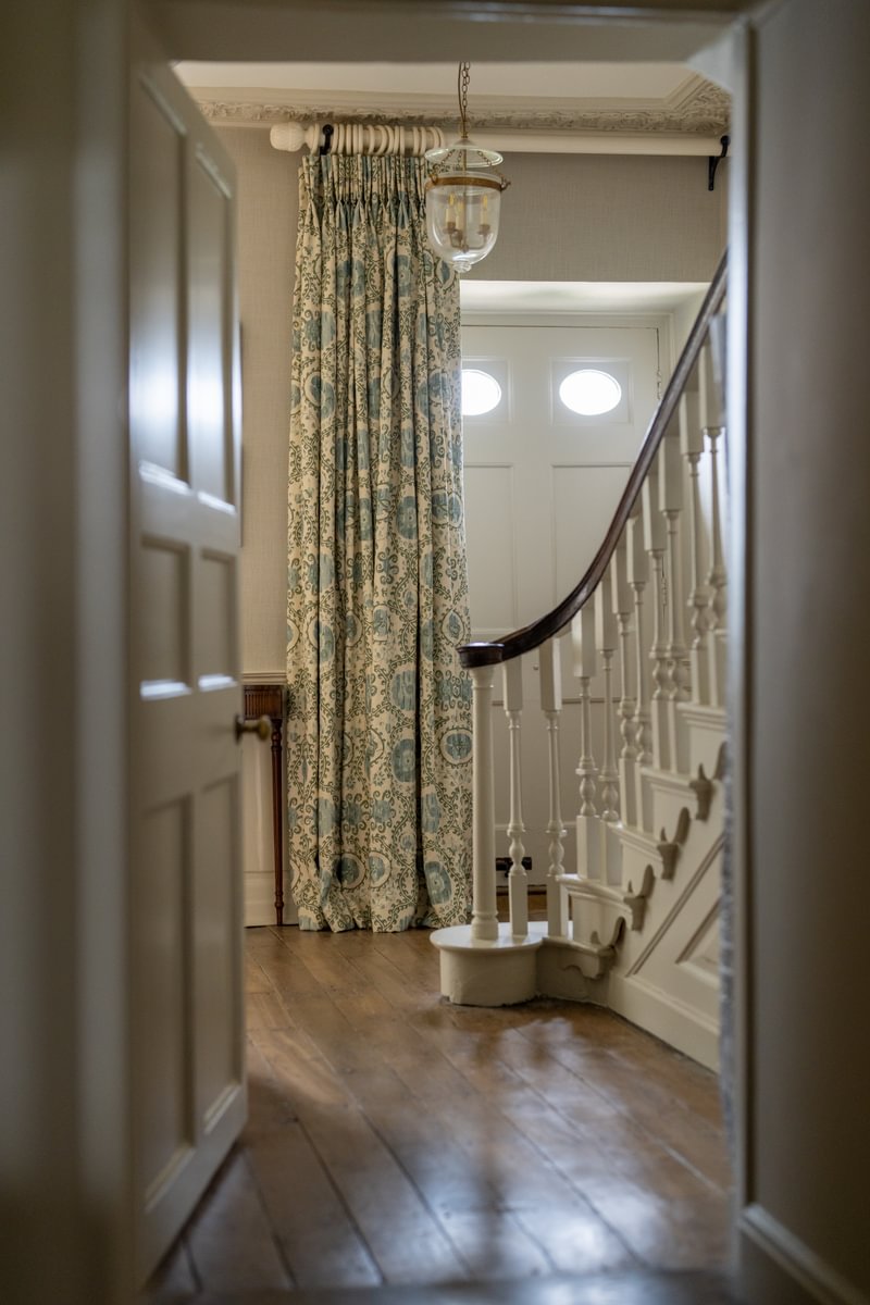 sims-hilditch-interior-design-cotswold-family-manor-entrance-hall-staircase