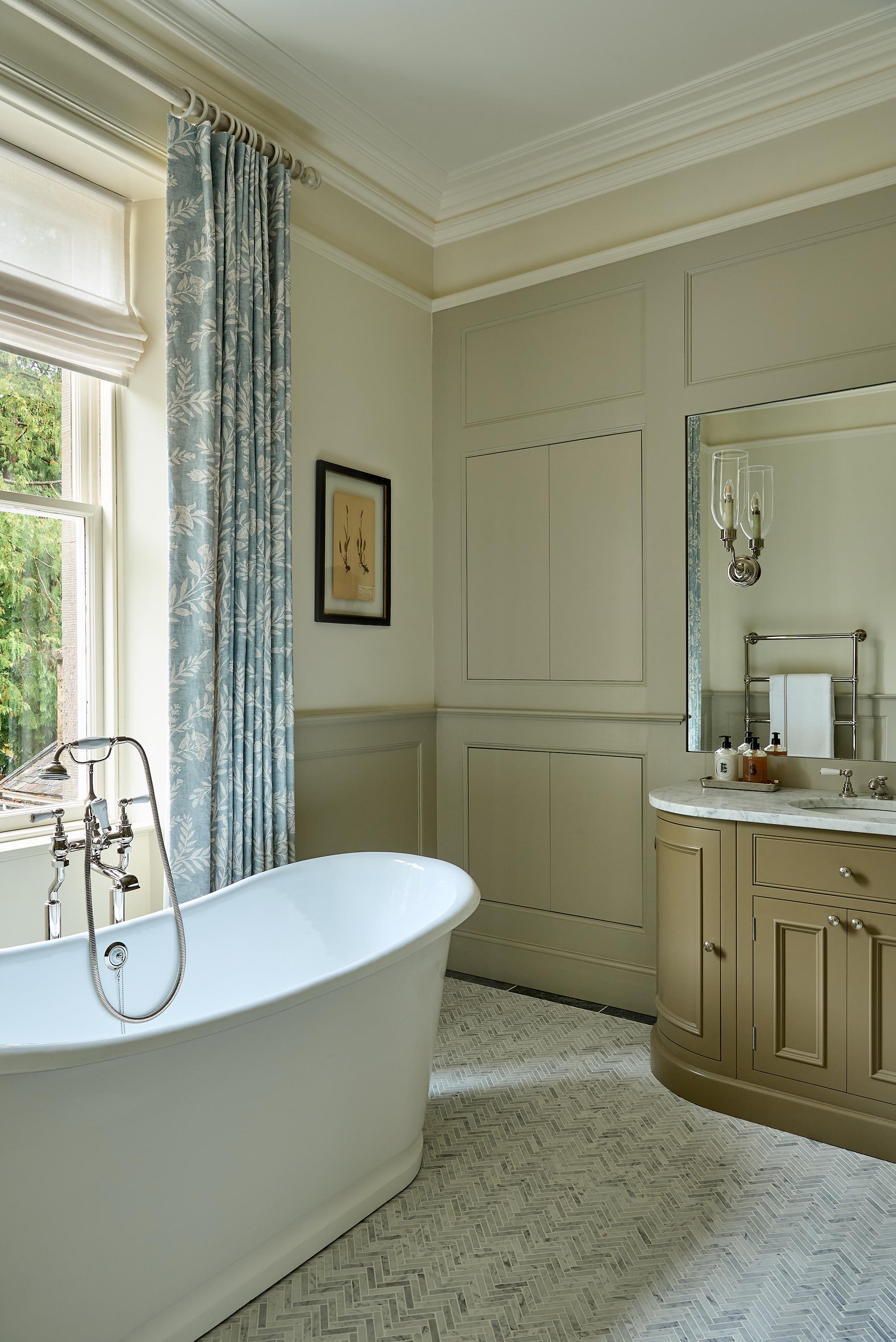 sims-hilditch-interior-design-aberdeen-family-home-master-bathroom-portrait