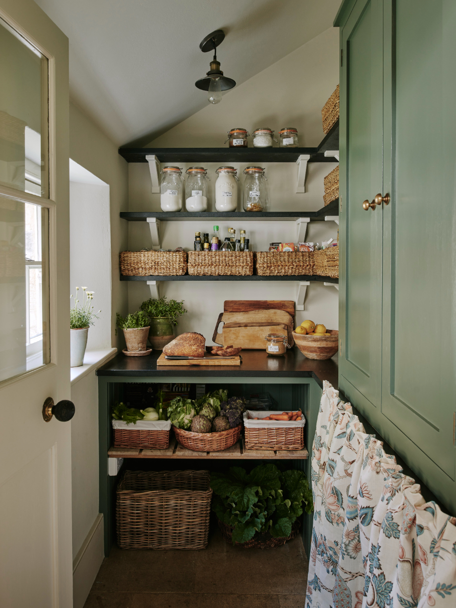 sims-hilditch-interior-design-cotswold-family-manor-larder-portrait