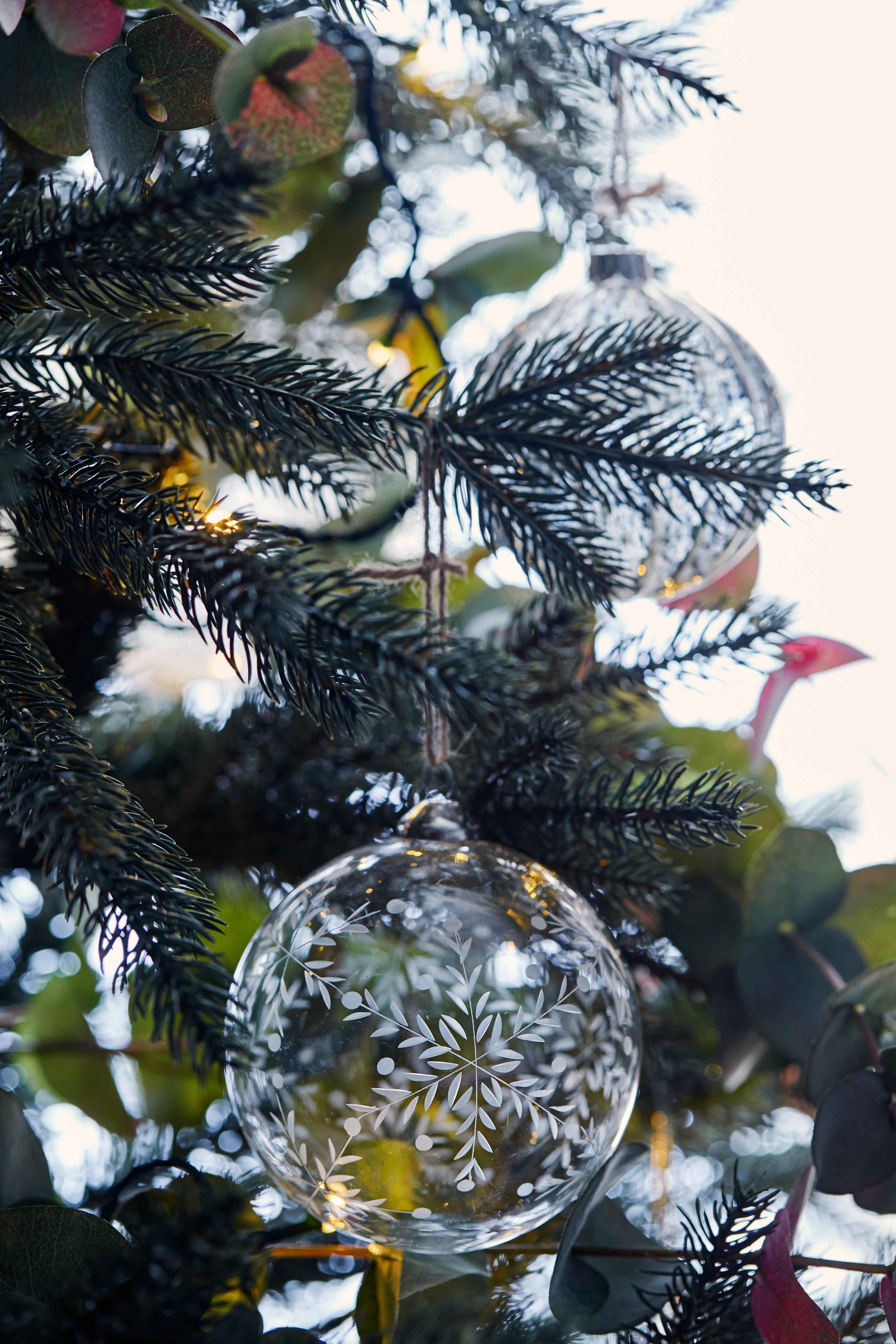 Sims Hilditch Christmas Decorating Guide (5) (1)