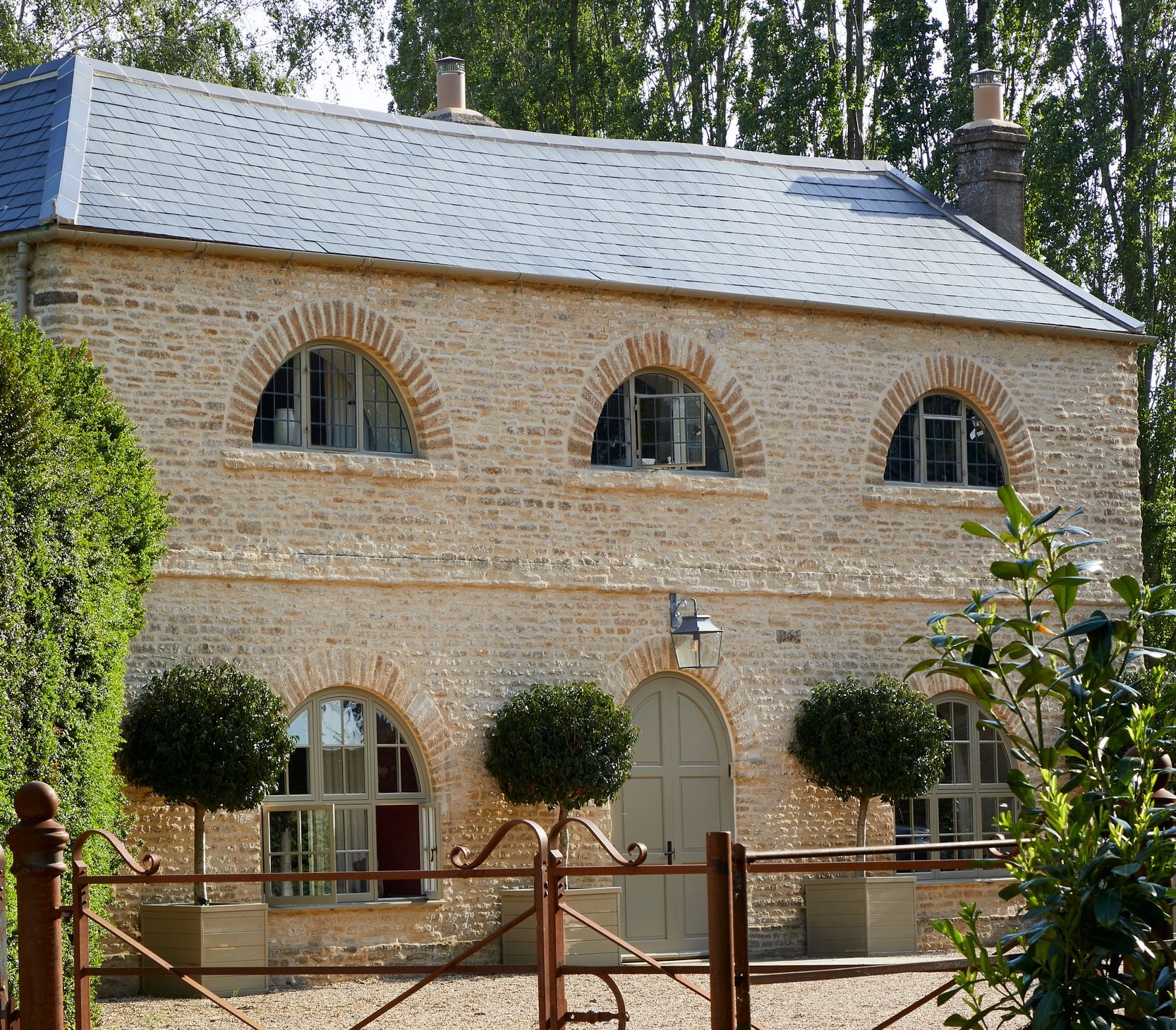 oxfordshire-farm-house-exterior-arched-windows