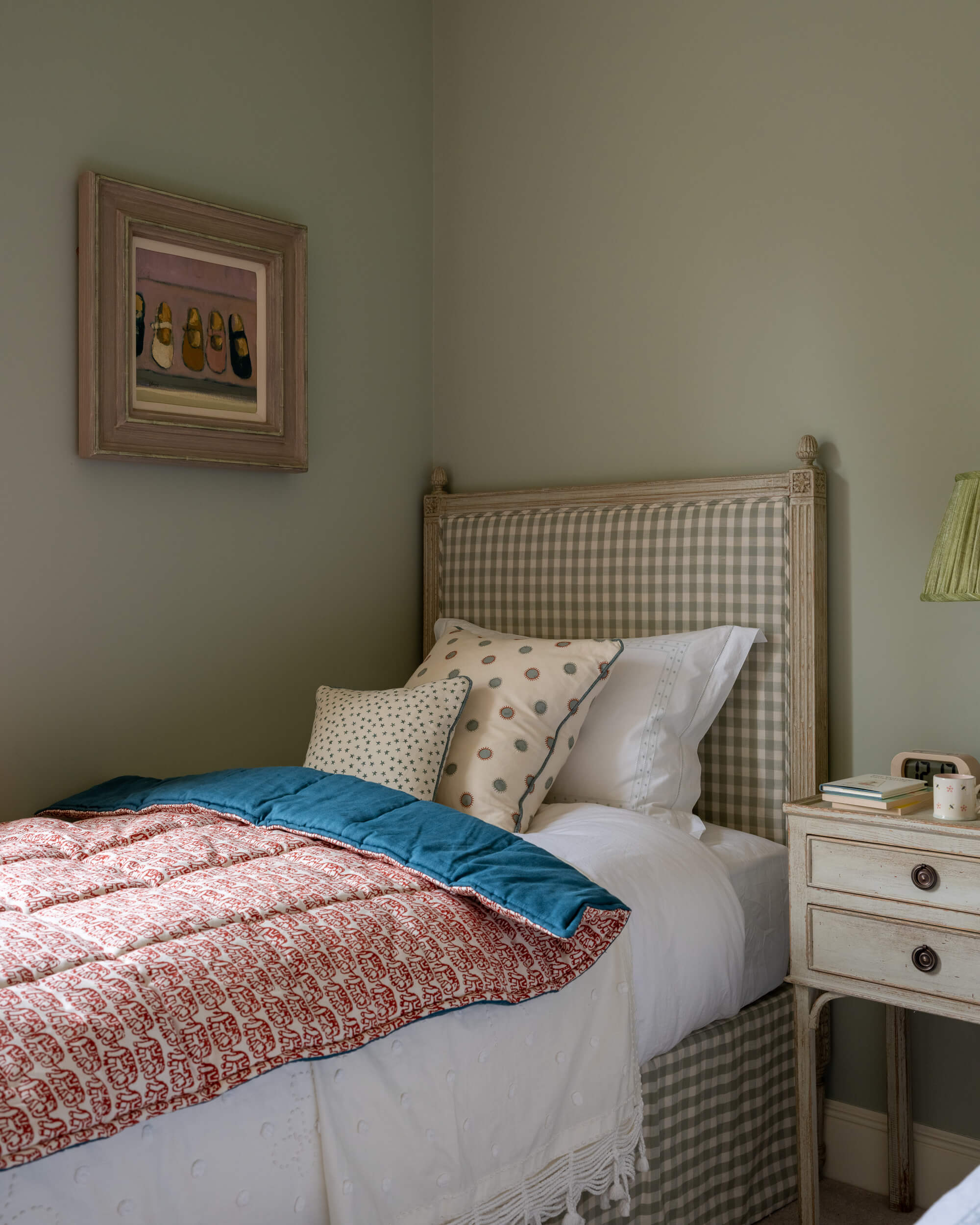 Sims Hilditch Scottish Estate Twinbedroom Closeup