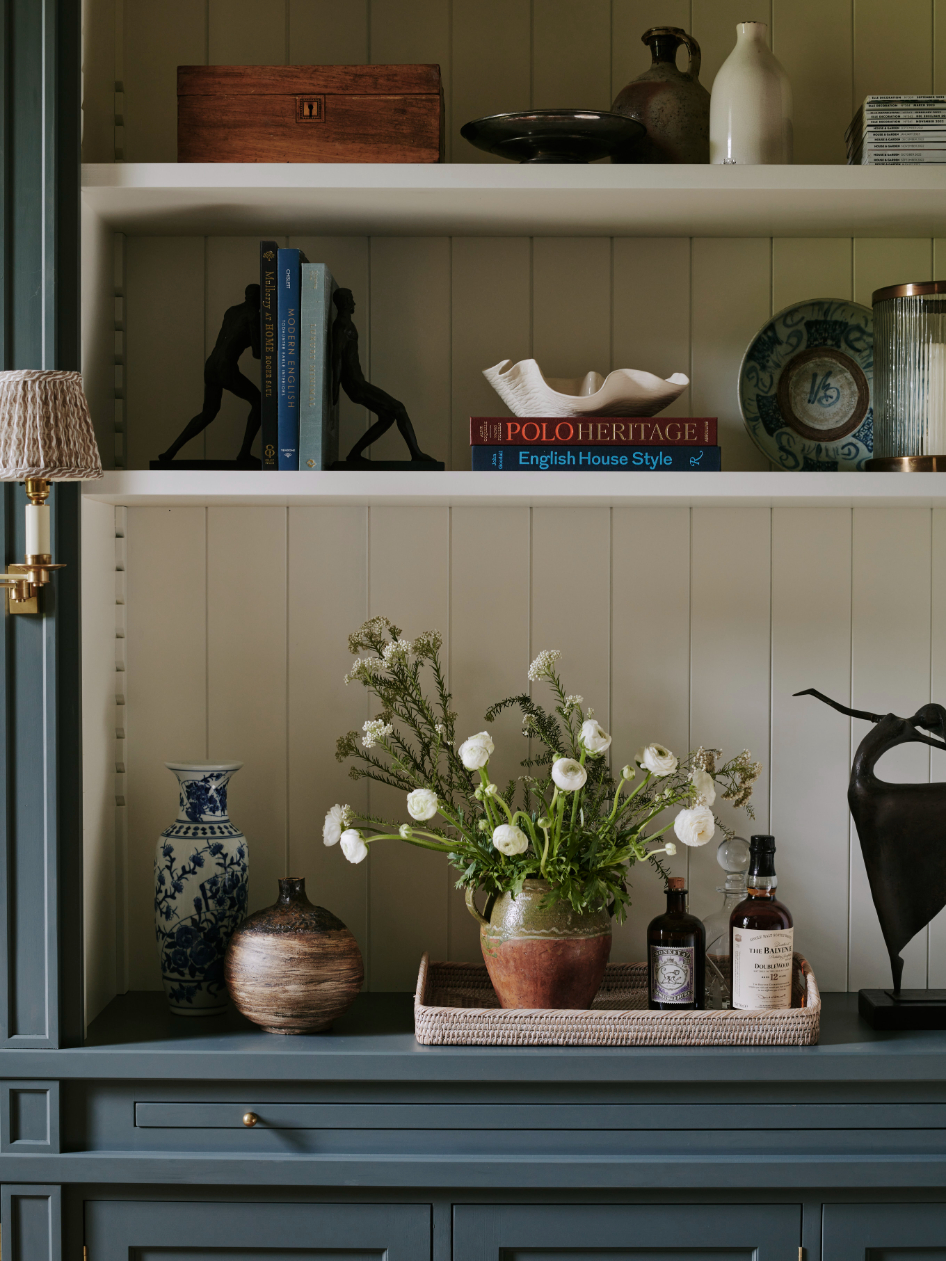 sims-hilditch-interior-design-cotswold-family-manor-flowers-portrait