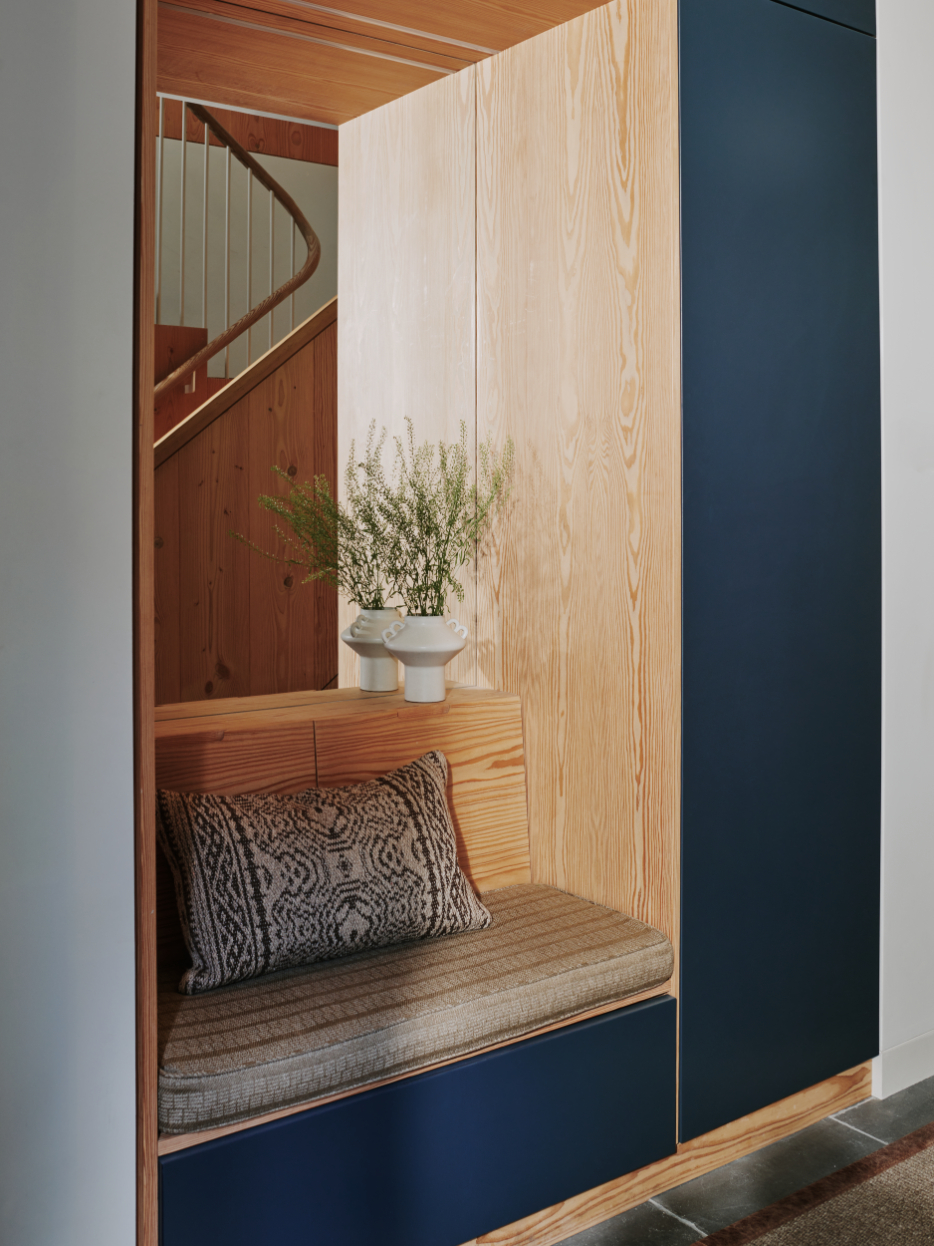sims-hilditch-kensington-mews-house-london-seat-portrait