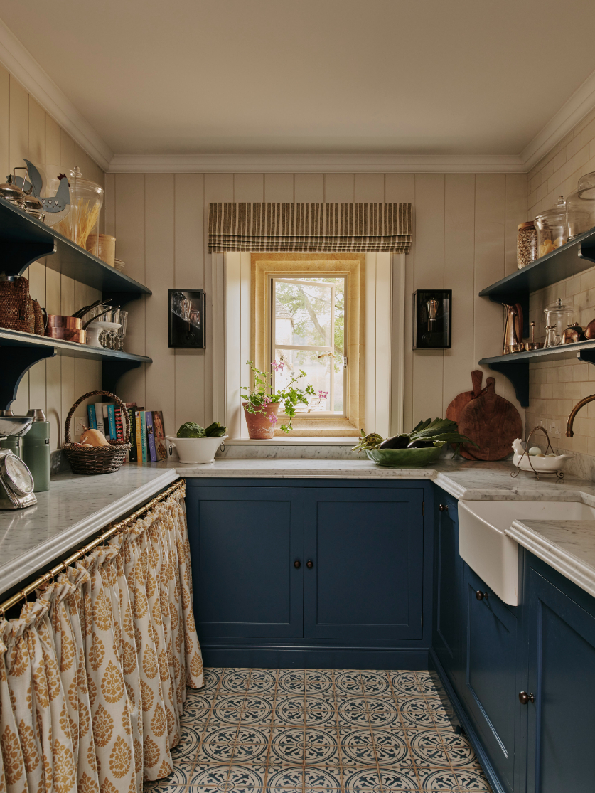 sims-hilditch-interior-design-17th-century-cotswold-manor-utility-room-laundry-room-portrait