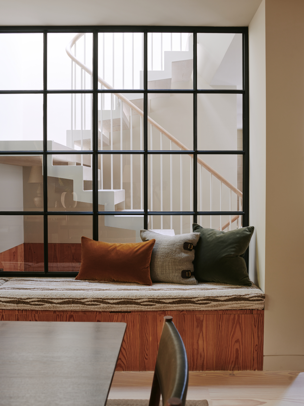 sims-hilditch-kensington-mews-house-london-window-seat-portrait