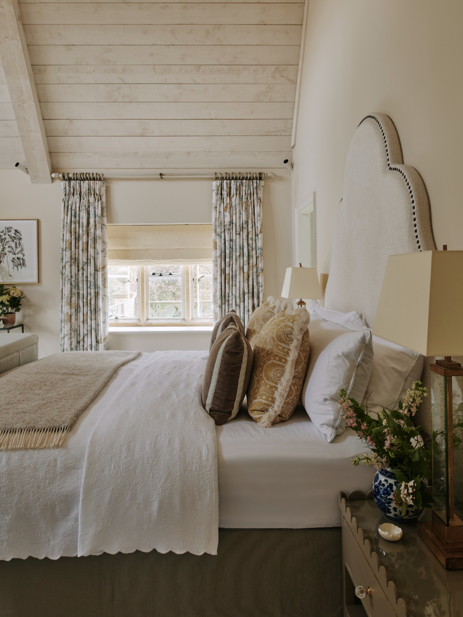 sims-hilditch-interior-design-17th-century-cotswold-manor-bedroom-curtains-portrait