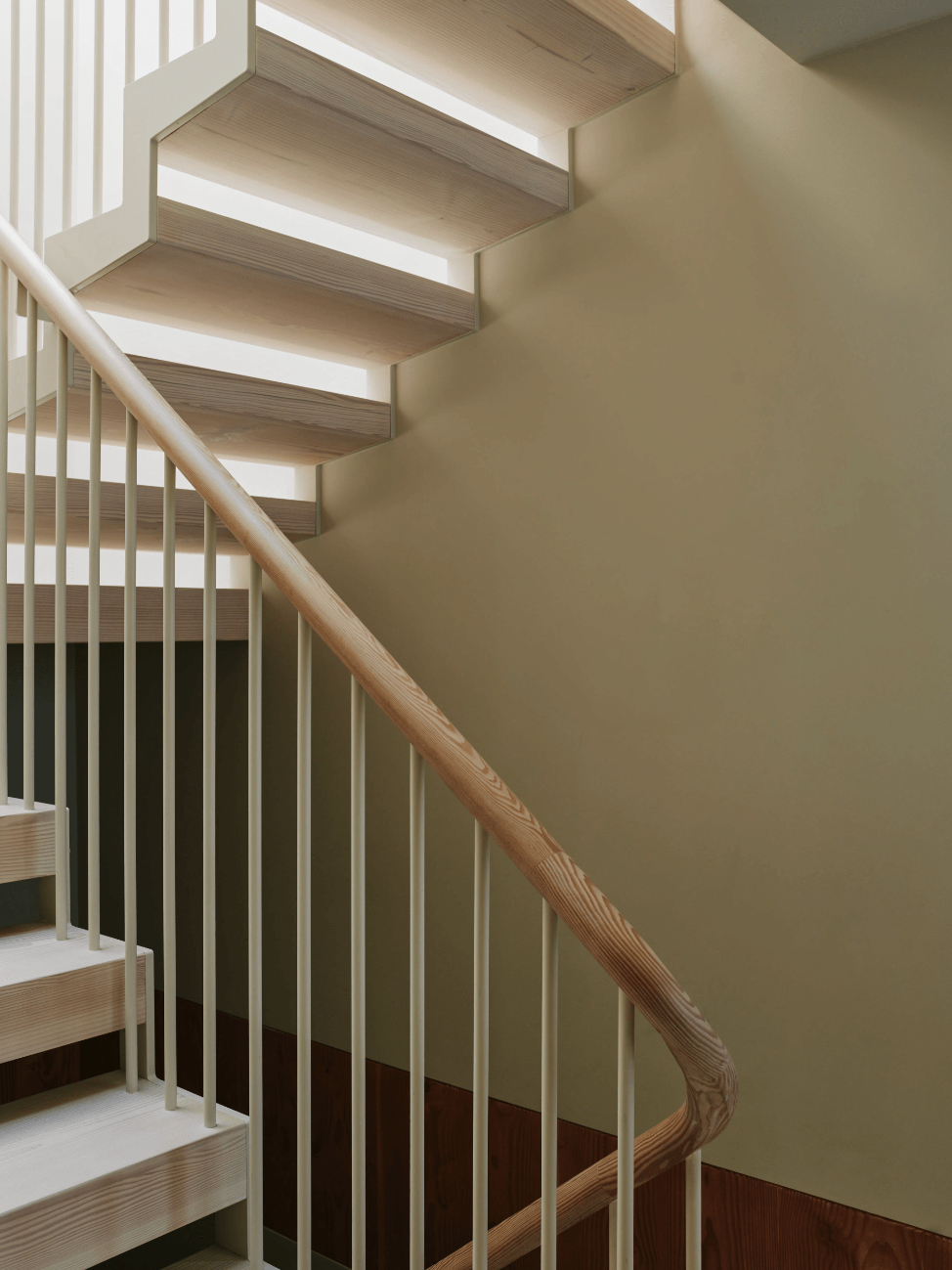 sims-hilditch-kensington-mews-house-london-wooden-staircase-portrait