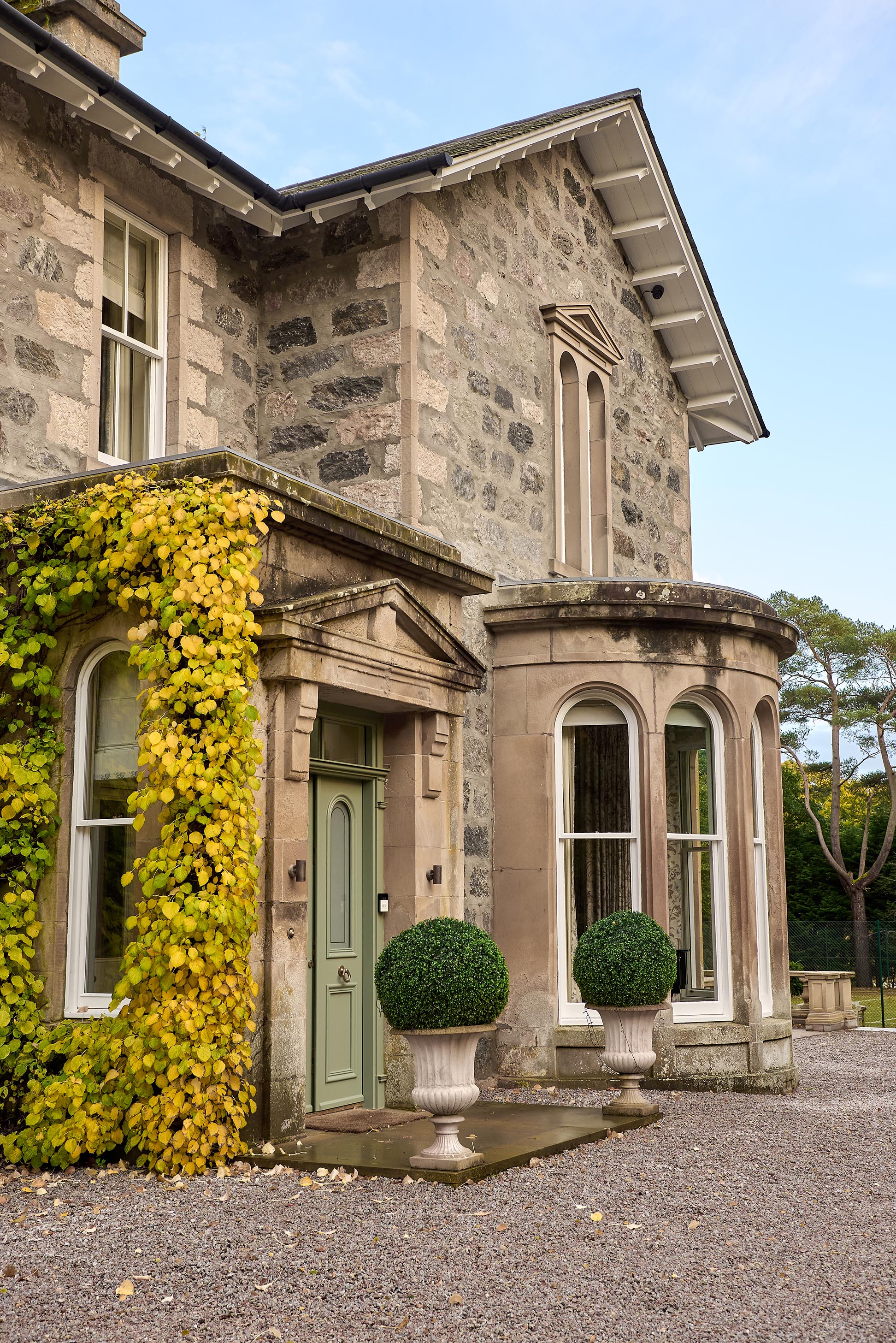 sims-hilditch-interior-design-aberdeen-family-home-exterior-front-door-portrait