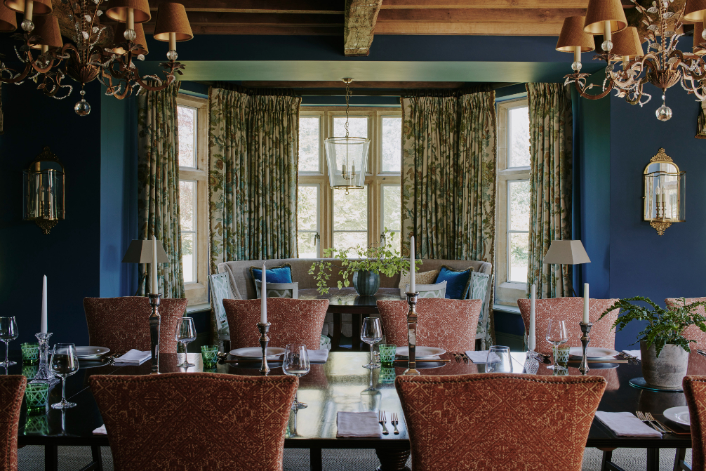 sims-hilditch-interior-design-17th-century-cotswold-manor-dining-room-blue-landscape