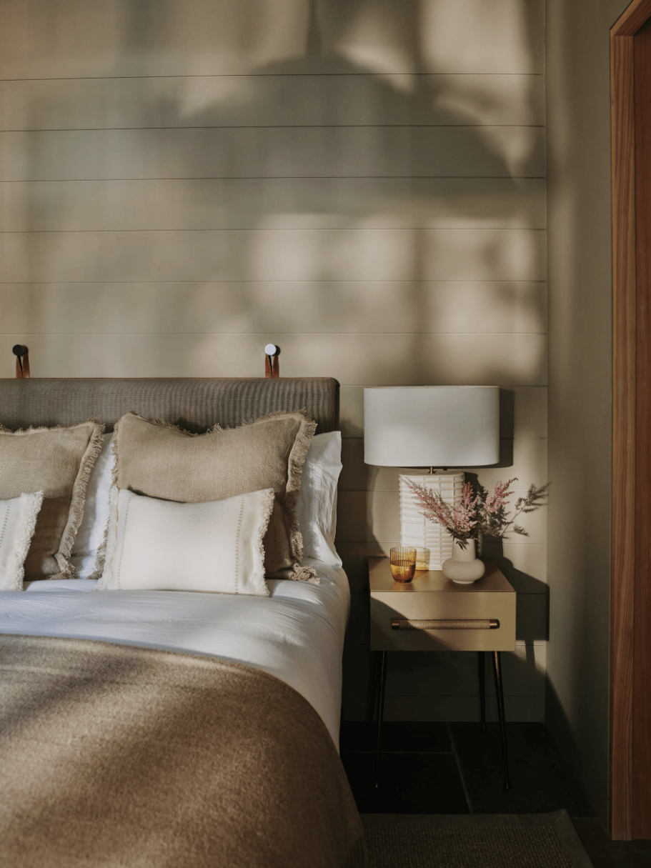 sims-hilditch-kensington-mews-house-london-bedroom-portrait
