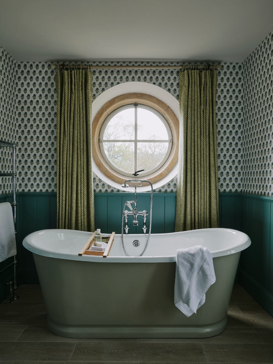 sims-hilditch-interior-design-17th-century-cotswold-manor-bathroom-green-bath-portrait