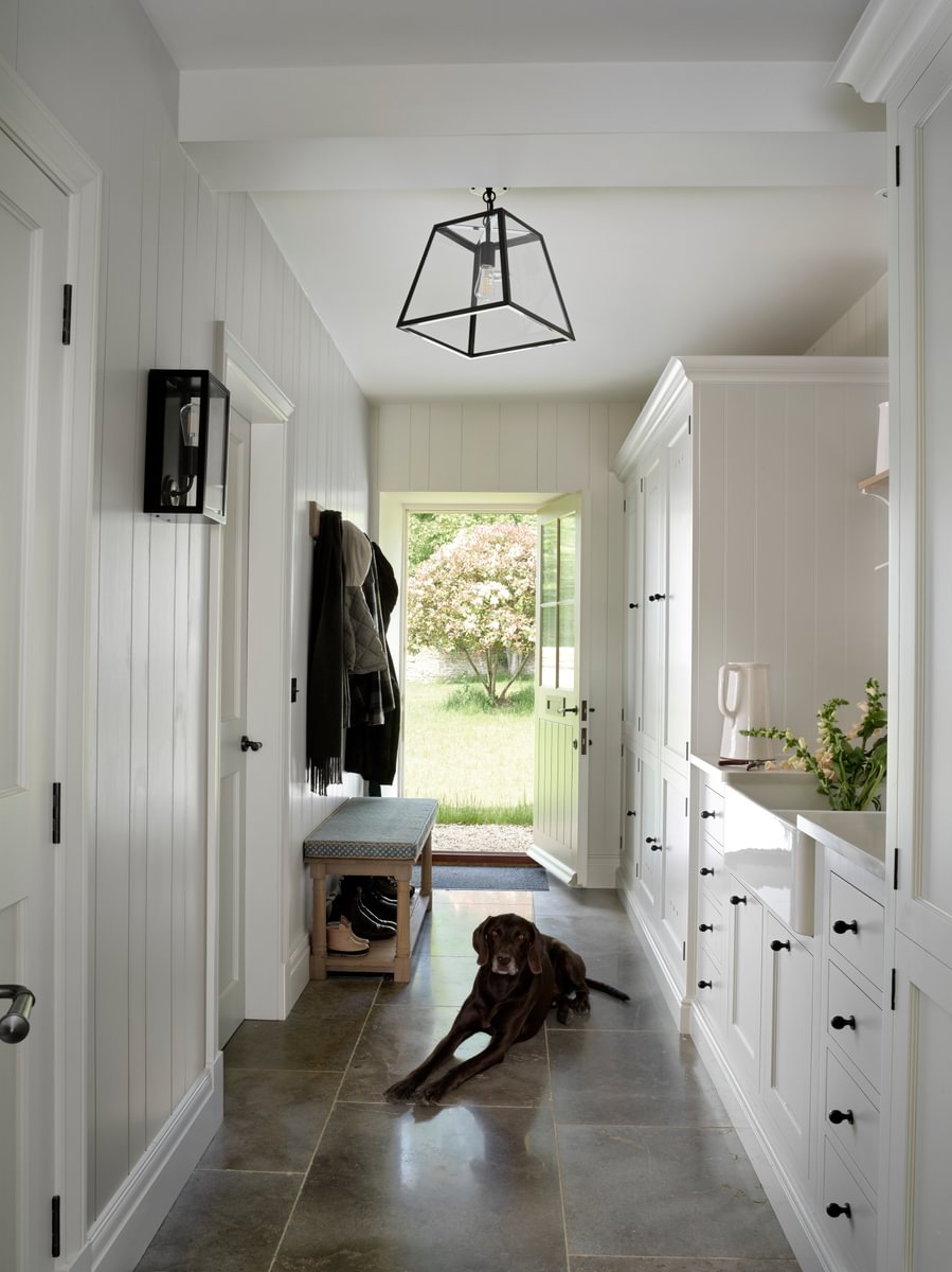 sims-hilditch-interior-design-oxfordshire-farmhouse-dog-back-of-house