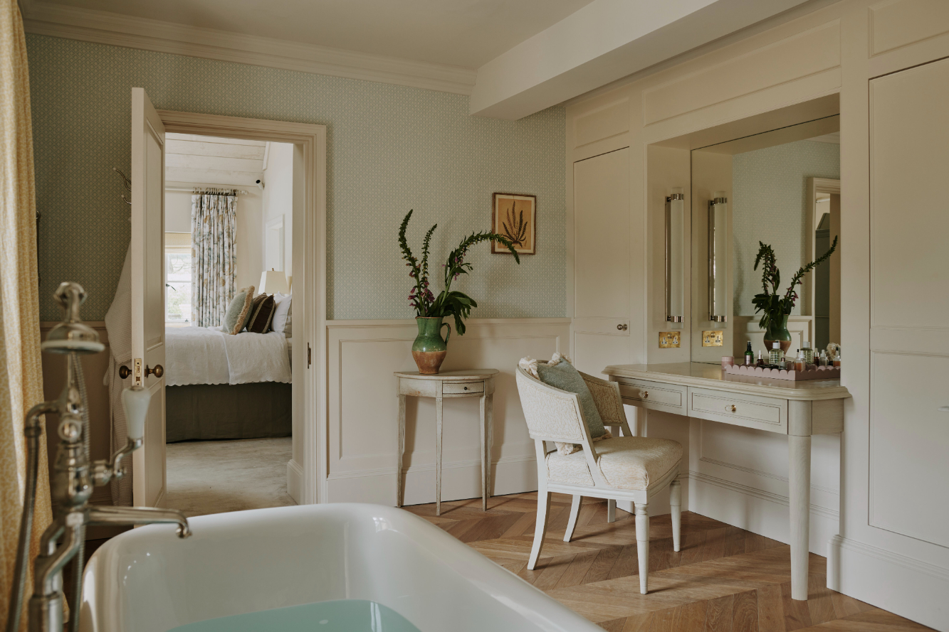sims-hilditch-interior-design-17th-century-cotswold-manor-bathroom-dressing-table-landscape