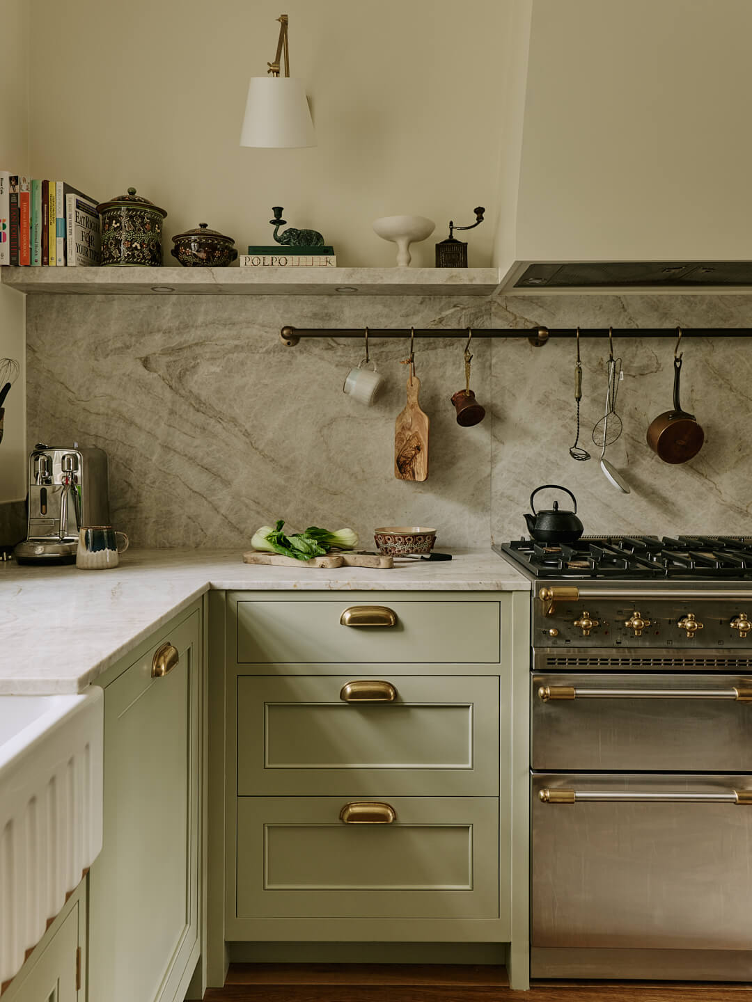Sims Hilditch Chelsea Townhouse Close Up Green Kichen With Marble Back
