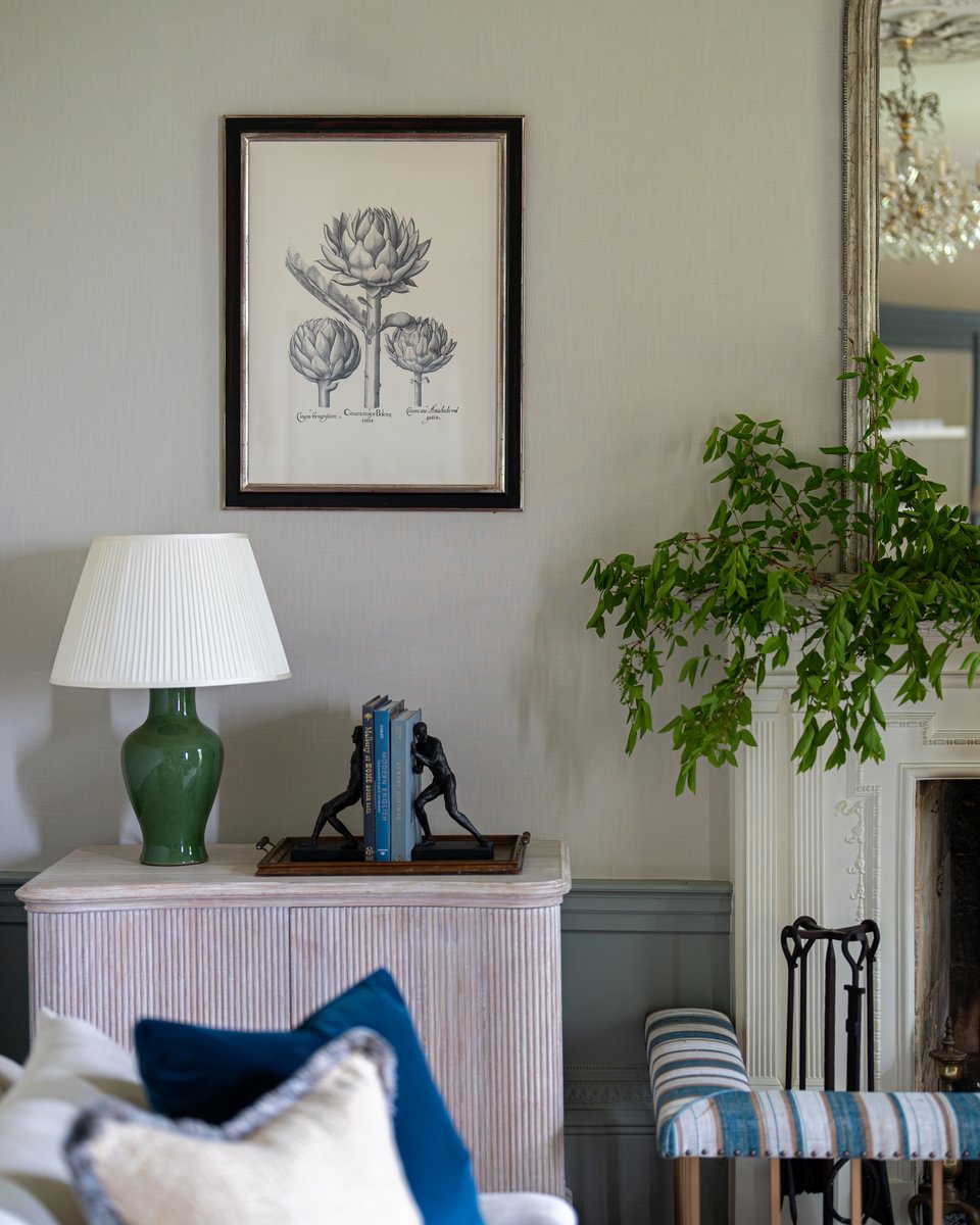 sims-hilditch-interior-design-cotswold-family-manor-sitting-room-lamp