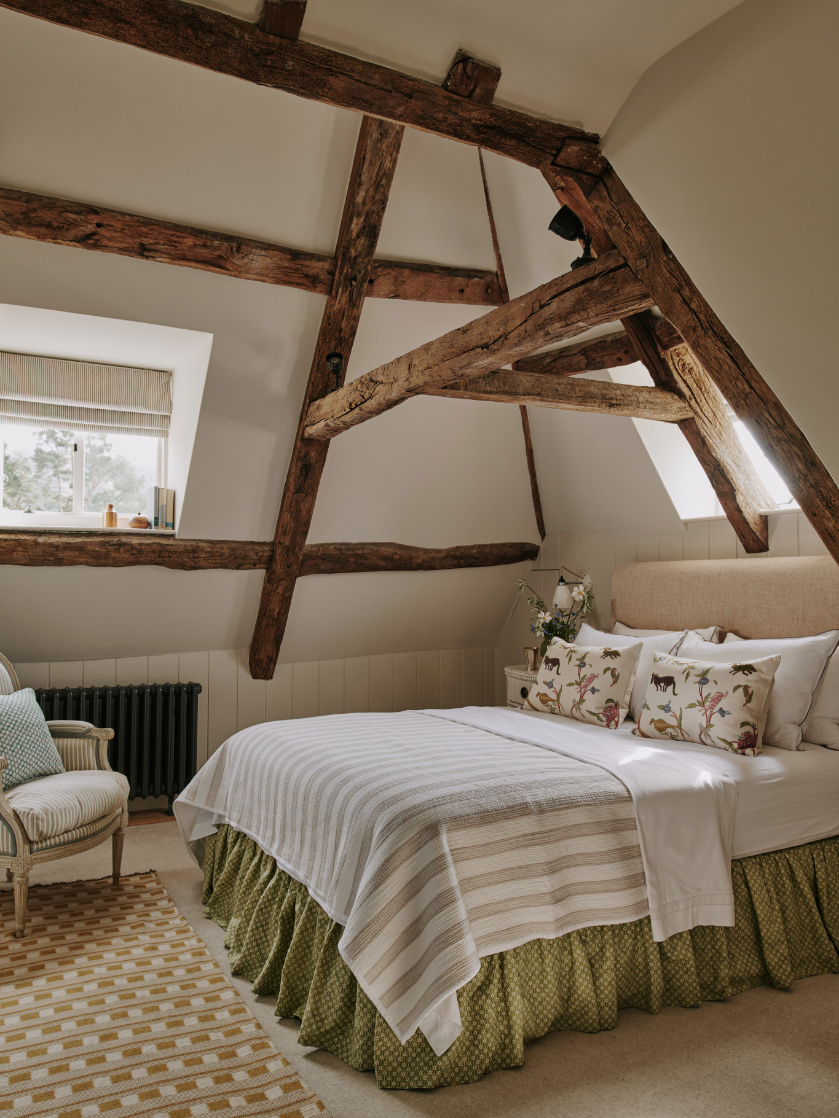 sims-hilditch-interior-design-17th-century-cotswold-manor-bedroom-beams-portrait