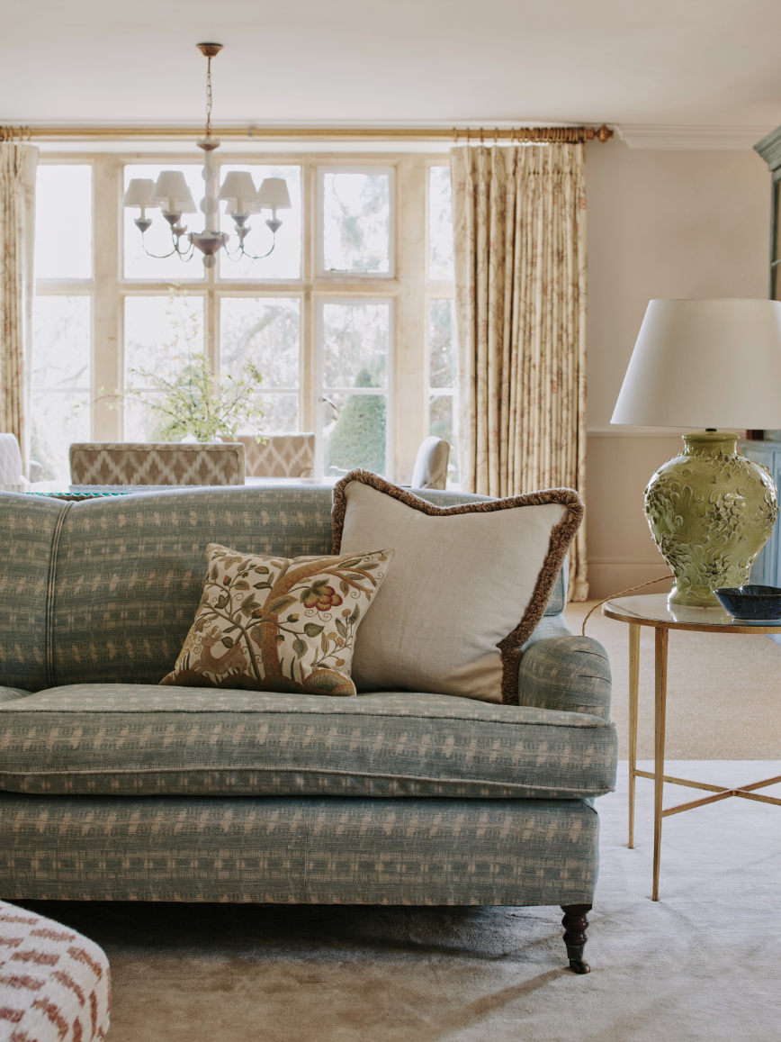 sims-hilditch-interior-design-17th-century-cotswold-manor-sitting-room-sofas-lamps-portrait