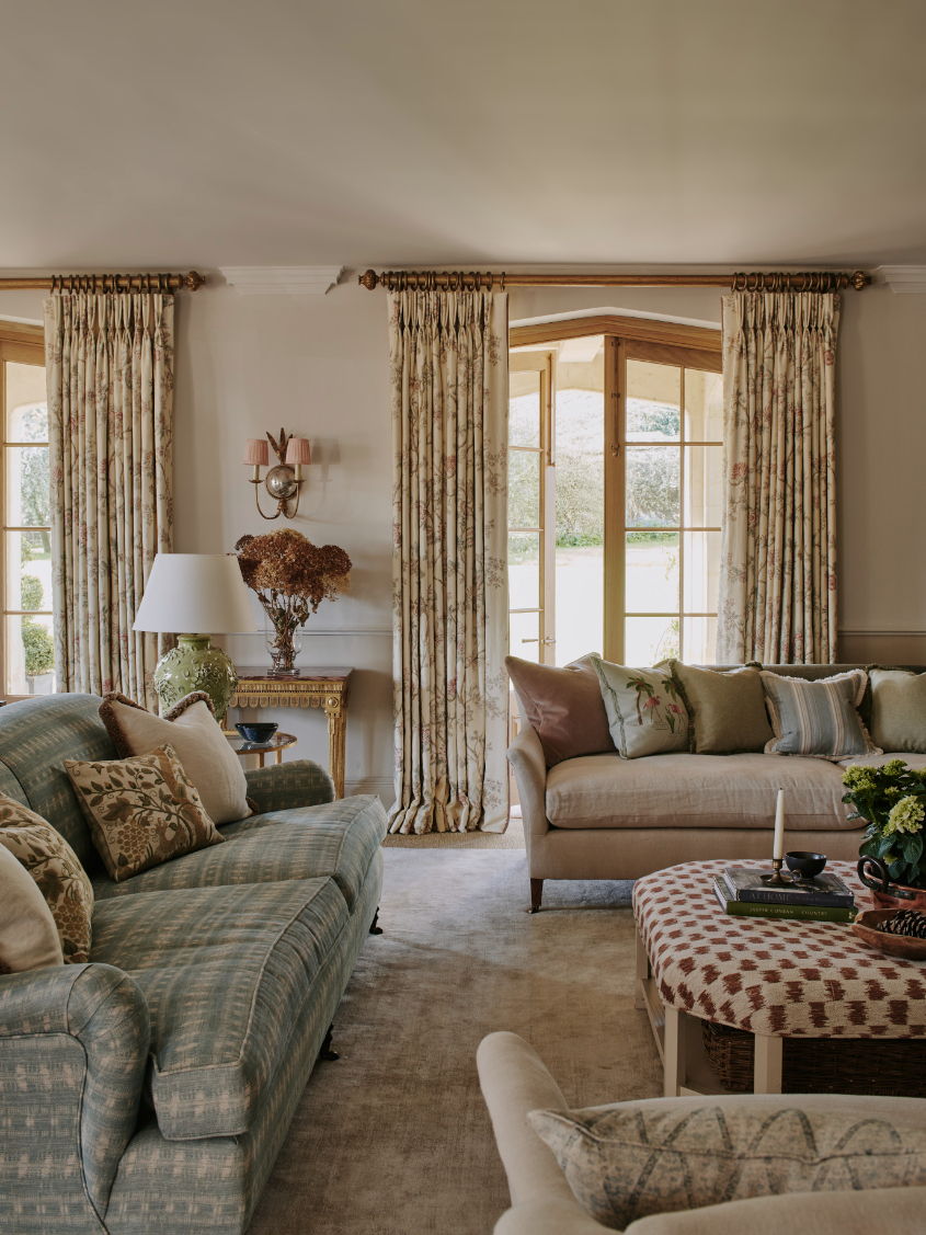 sims-hilditch-interior-design-17th-century-cotswold-manor-sitting-room-sofas-portrait