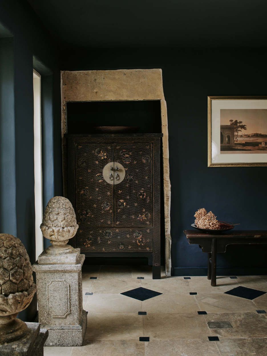 sims-hilditch-interior-design-cotswold-family-manor-blue-portrait