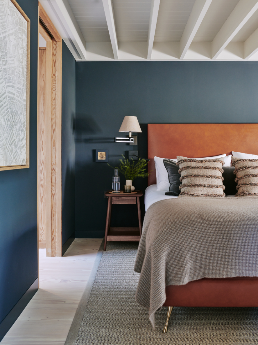 sims-hilditch-kensington-mews-house-london-bedroom-blue-portrait