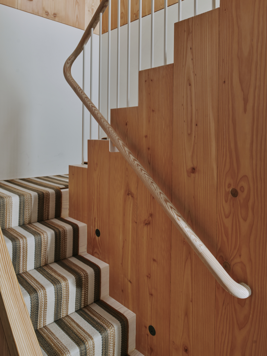 sims-hilditch-kensington-mews-house-london-staircase-portrait